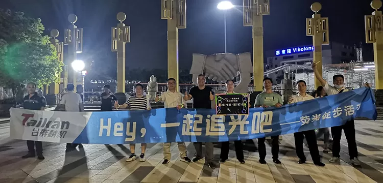 Neon Hiking Hey, mari mengejar lampu bersama-sama