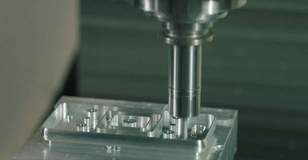 pusat pengeboran dan penggilingan CNC