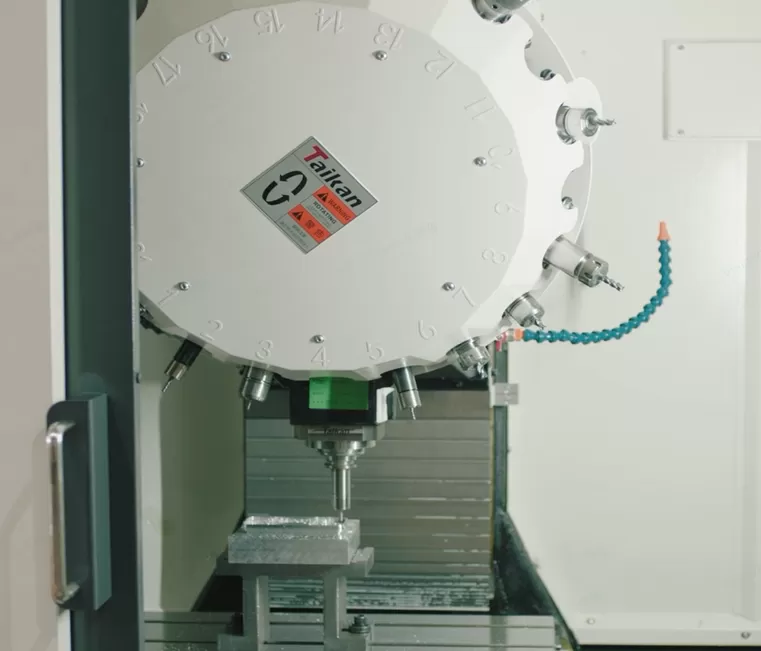 Fitur pengeboran dan penggilingan pusat mesin