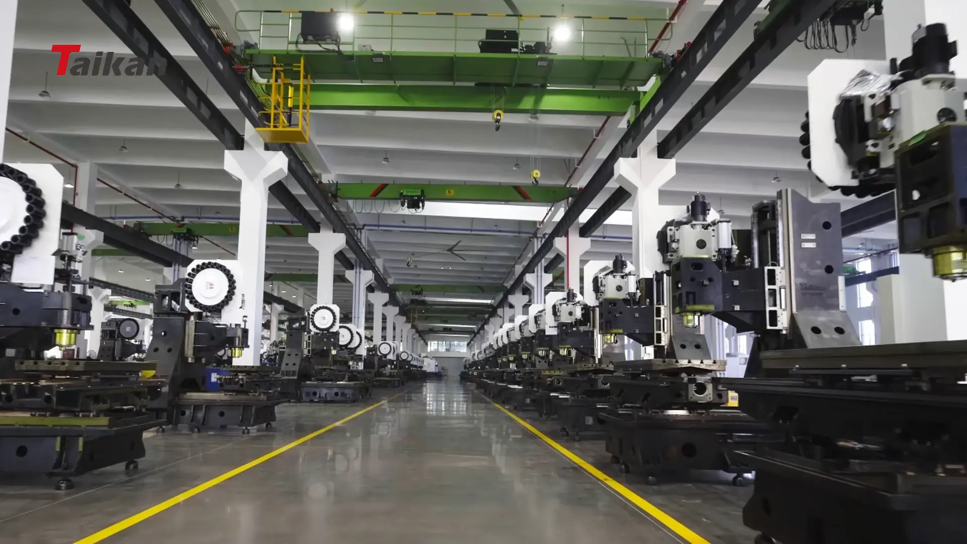 Pusat Pemesinan Vertikal vs. Pusat Pemesinan Horizontal: Perbedaan Utama Dijelaskan